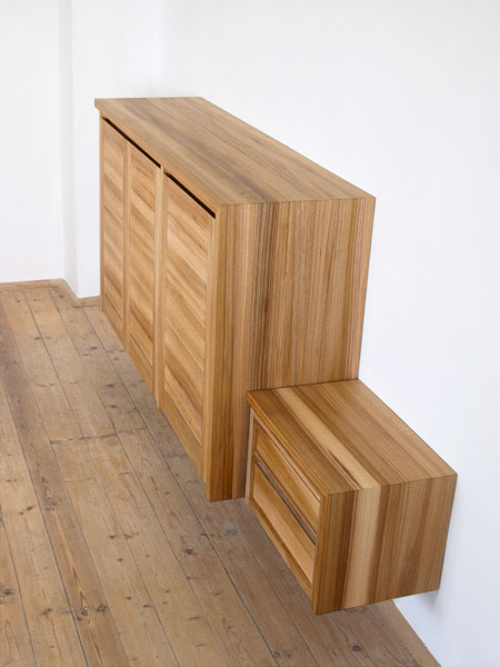 Hngendes Sideboard für einen Vorraum.