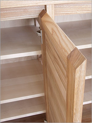 Sideboard. Die Tre ist auf der Oberseite abgeschrgt. Die Schrge bildet die versteckte Griffleiste.