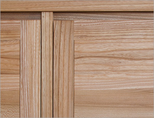 Sideboard. Tren. Detail der Front mit versteckter Griffleiste.