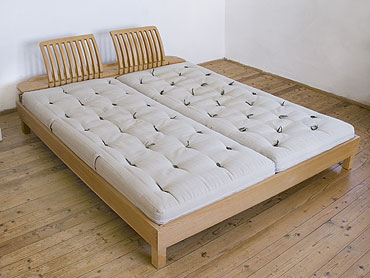 Doppelbett mit Matratzen aus natrlichen Materialien.
