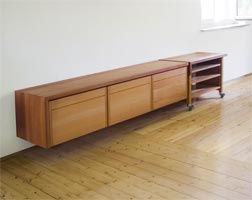 BigPic 28 KB - hngendes Sideboard mit TVwagen