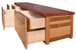 Sideboard mit gffneten Laden