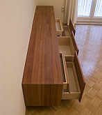 Sideboard. Laden offen.