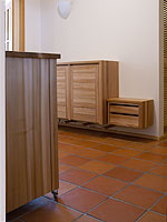 Sideboard und Rollschrank in einem kleinen Vorraum gegenber.