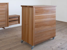 Als Ergnzung zum Sideboard: Rollschrank mit vier Schubladen.