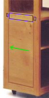 Turmschrank, Detail. Die blaue Linie zeigt,                               wie die Sprosse des Rahmens in der  Fllung versteckt ist.