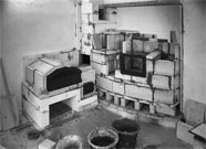 bigPic 58 KB - Gemauerter Ofen. In sogenannten Zügen werden die Verbrennungsgase durch den Ofen geführt.