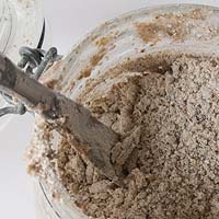Sauerteig fr spter mit frischem Mehl trocken krmeln und khl stellen.