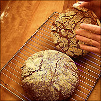 Fertig gebackenes brot klingt hohl, wenn man auf seine Unterseite klopft.